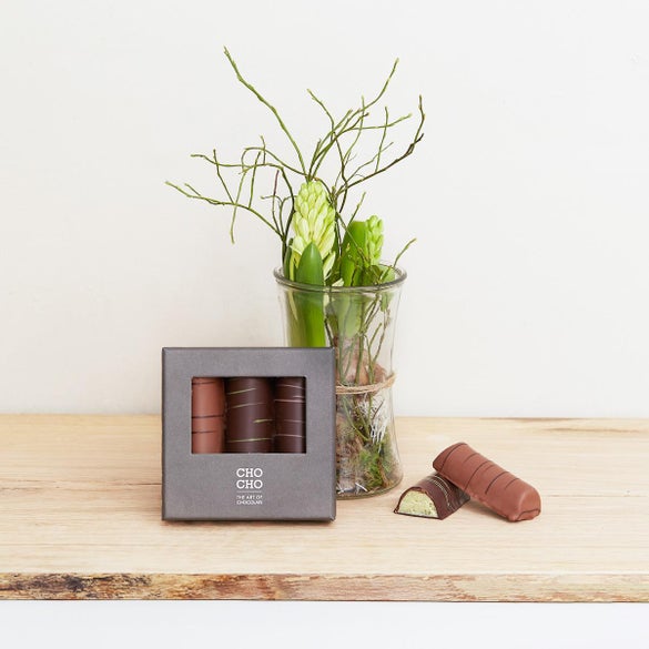 Hvide hyacinter i glas med CHO CHO marcipanbrød